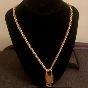 ✅ Louis Vuitton padlock Set/Necklace
